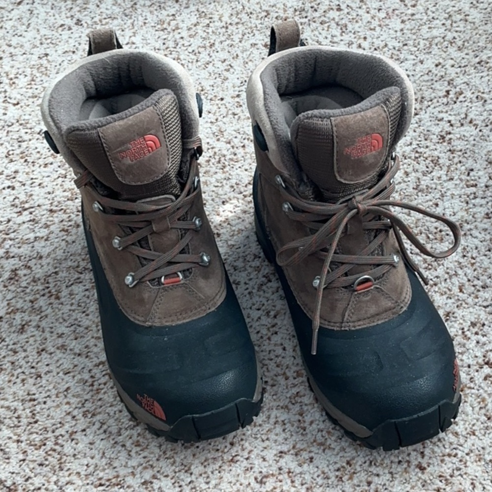 The North face Chilkat men’s extra warm, waterproof hiking boot size 10